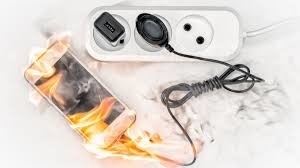 What is the cause of the fire on the mobile phone battery?